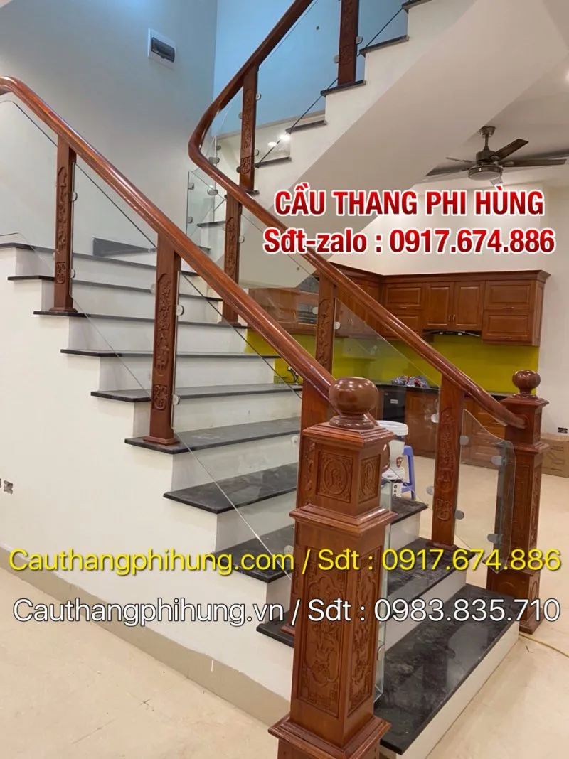 Cầu Thang Kính Tay Vịn Gỗ Đẹp Tại Hà Nội . Lan Can Cầu Thang Kính Cường Lực