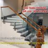 Cầu thang kính đẹp tay vịn gỗ . Lan can cầu thang kính cường lực tại Hà Nội