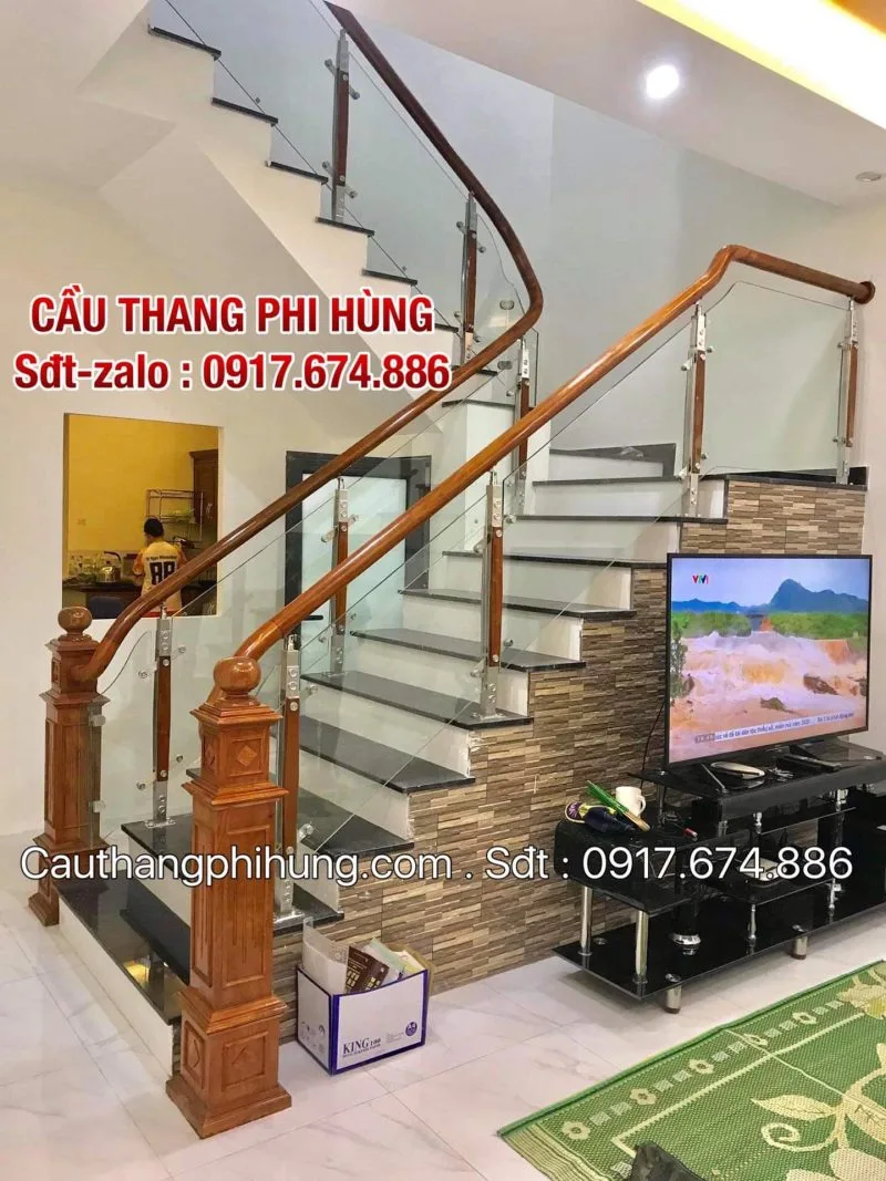 Cầu Thang Lan Can Kính Đẹp Tay Vịn Gỗ Tại Hà Nội