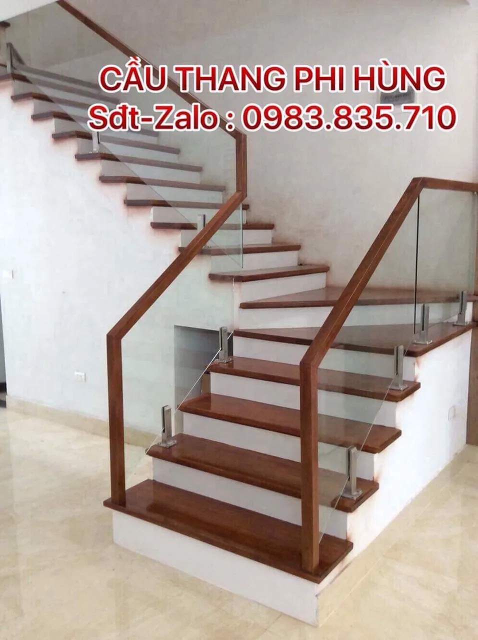 CẦU THANG KÍNH TAY VỊN GỖ TẠI HÒA BÌNH