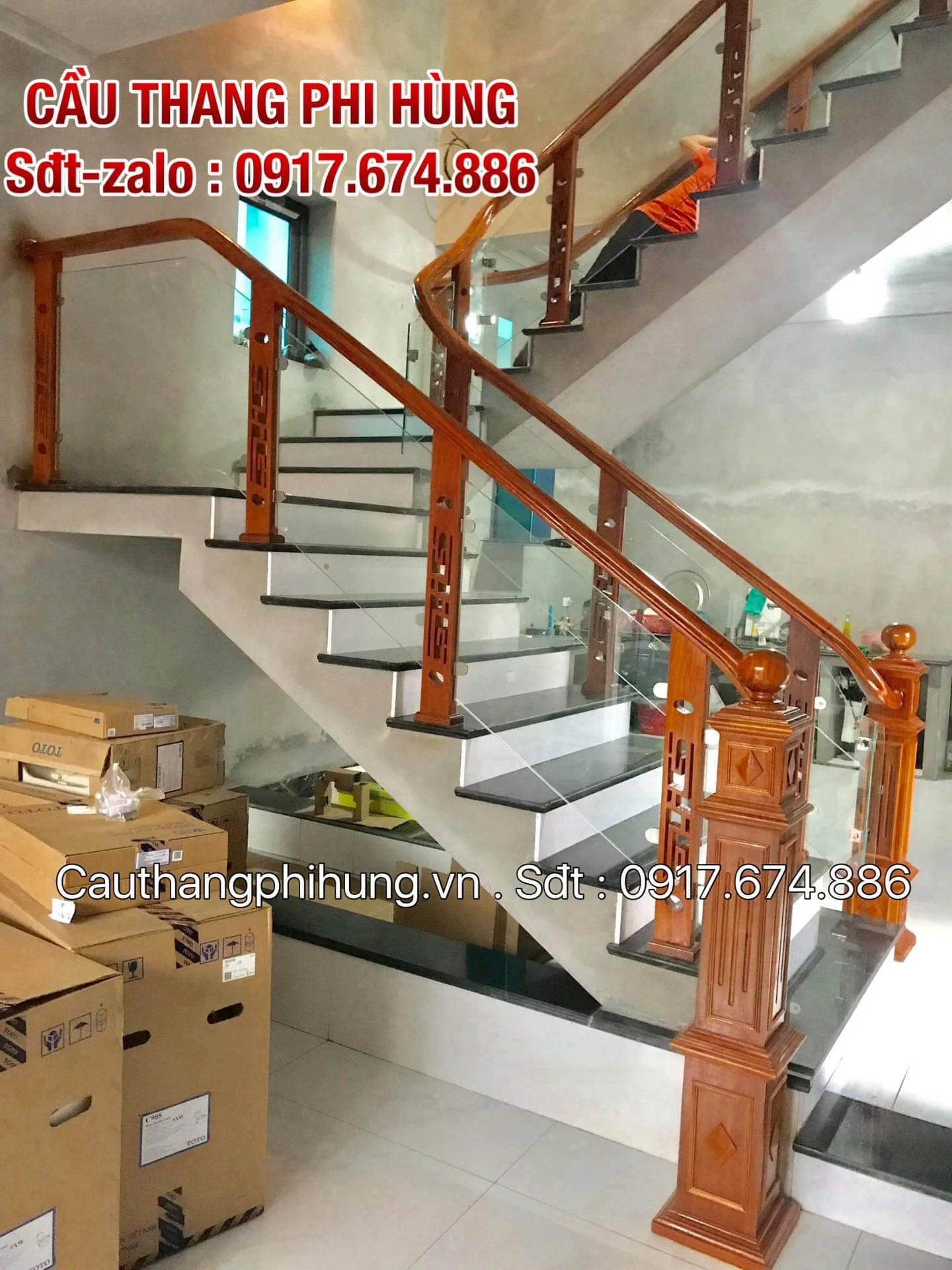 CẦU THANG KÍNH TAY VỊN GỖ TẠI HÒA BÌNH