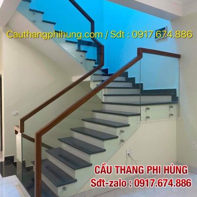 CẦU THANG KÍNH TAY VỊN GỖ ĐẸP . CẦU THANG KÍNH CƯỜNG LỰC HIỆN ĐẠI