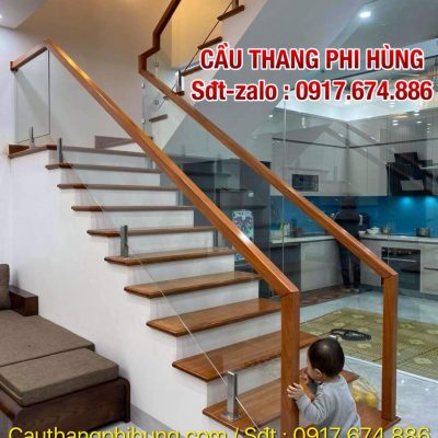 Cầu Thang Kính Cường Lực Tay Vịn Gỗ . Cầu Thang Kính Đẹp Tại Hà Nội