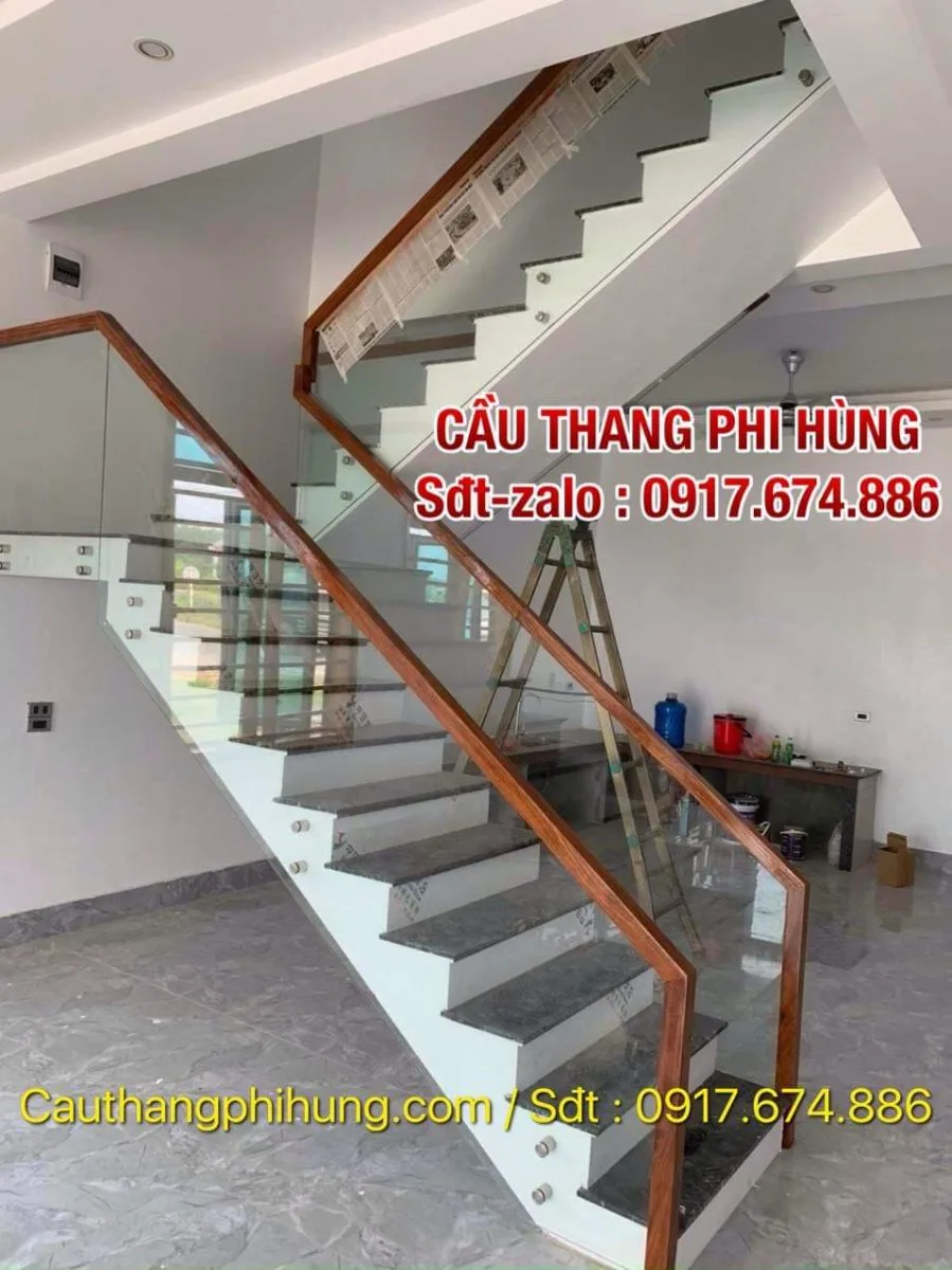 CẦU THANG KÍNH TAY VỊN GỖ TẠI VĨNH PHÚC
