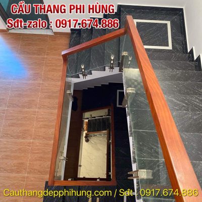 CẦU THANG KÍNH ĐẸP HIỆN ĐẠI . CẦU THANG KÍNH CƯỜNG LỰC TAY VỊN GỖ