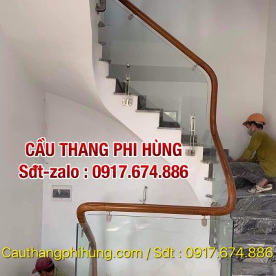 CẦU THANG KÍNH ĐẸP TẠI HÀ NỘI . MẪU LAN CAN CẦU THANG KÍNH TAY VỊN GỖ