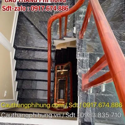 CẦU THANG KÍNH CƯỜNG LỰC ĐẸP . CẦU THANG KÍNH TAY VỊN GỖ TẠI HÀ NỘI
