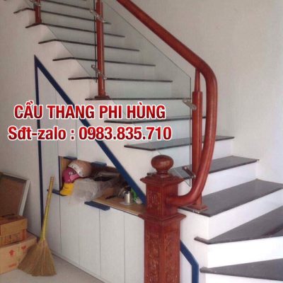 CẦU THANG KÍNH CƯỜNG LỰC TAY VỊN GỖ . LAN CAN CẦU THANG KÍNH ĐẸP TẠI HÀ NỘI