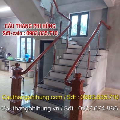 CẦU THANG KÍNH CƯỜNG LỰC TAY VỊN GỖ . CẦU THANG KÍNH ĐẸP TẠI HÀ NỘI