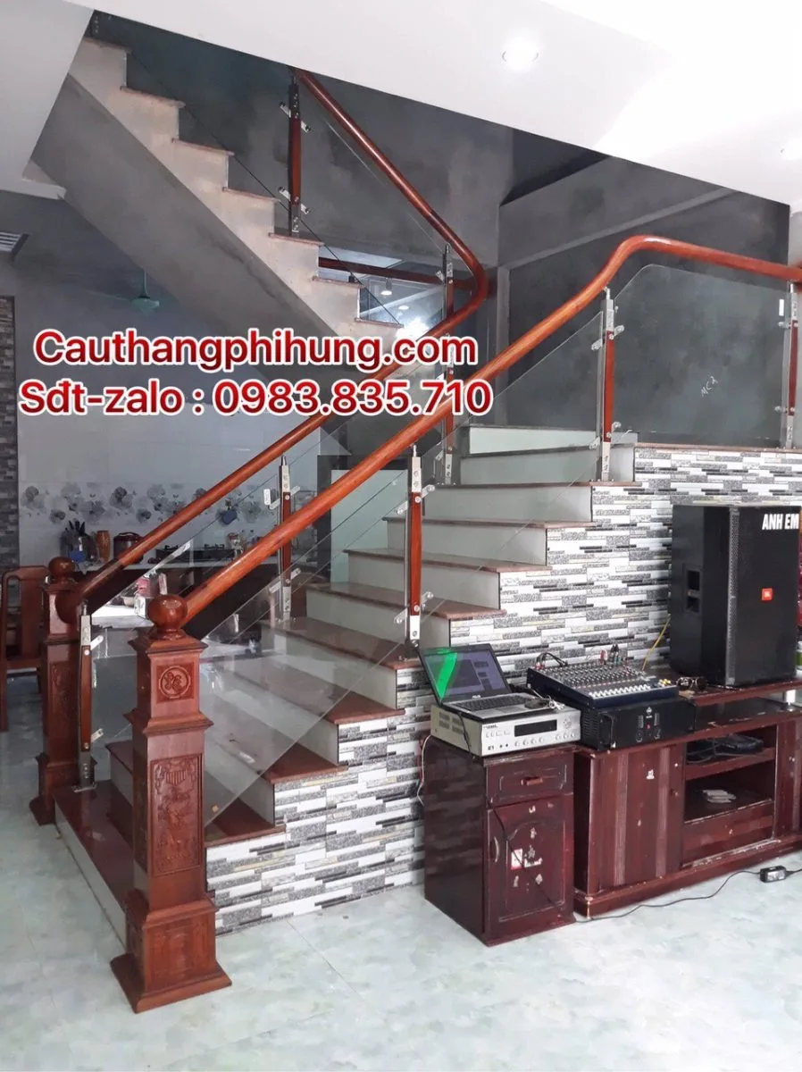 CẦU THANG KÍNH GỖ ĐẸP TẠI HÀ NỘI . CẦU THANG KÍNH CƯỜNG LỰC HIỆN ĐẠI