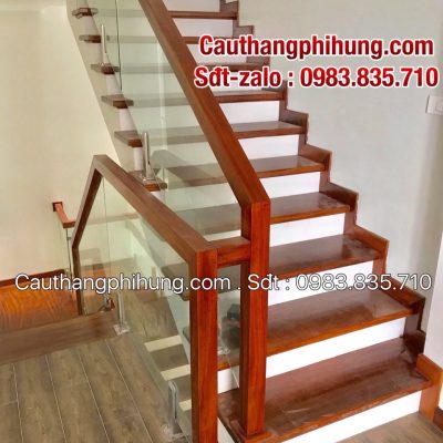 CẦU THANG KÍNH CƯỜNG LỰC TAY VỊN GỖ . CẦU THANG LAN CAN KÍNH ĐẸP TẠI HÀ NỘI