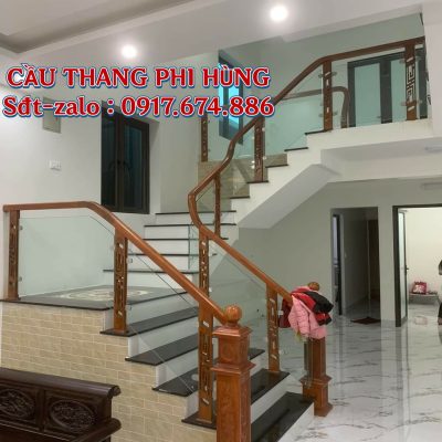 CẦU THANG KÍNH CƯỜNG LỰC TẠI HÀ NỘI . MẪU CẦU THANG LAN CAN KÍNH ĐẸP TAY VỊN GỖ