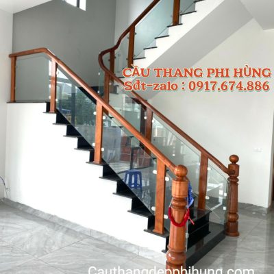 Cầu Thang Kính Cường Lực Tay Vịn Gỗ . Mẫu Cầu Thang Kính Đẹp Tại Hà Nội