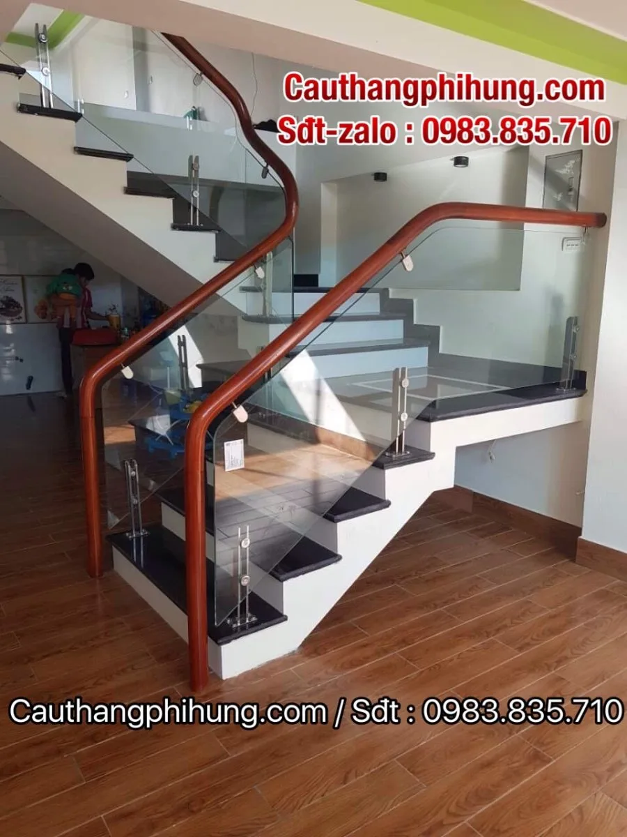 CẦU THANG KÍNH TAY VỊN GỖ ĐẸP TẠI THÁI BÌNH
