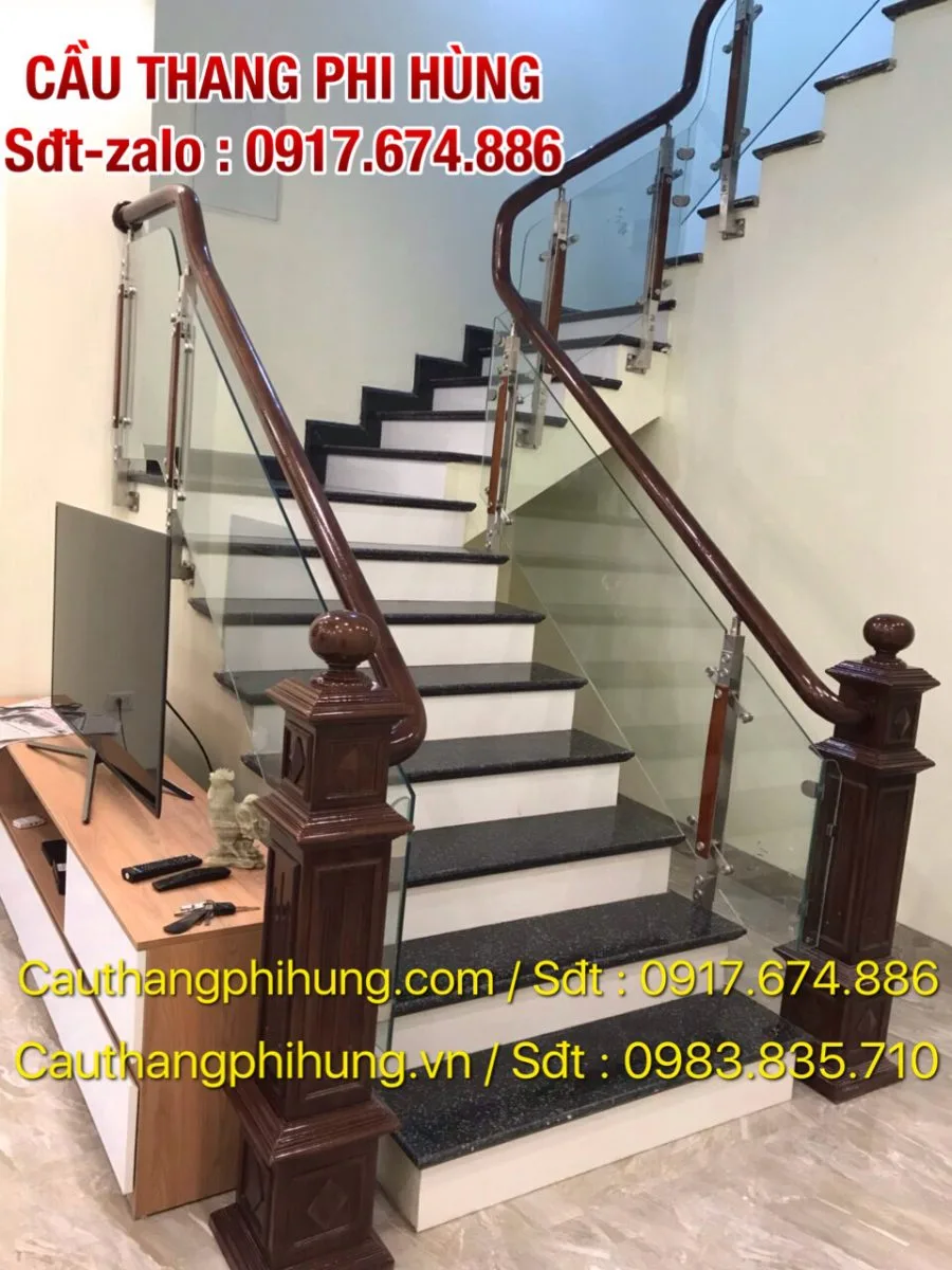 CẦU THANG KÍNH TAY GỖ TẠI THÁI BÌNH