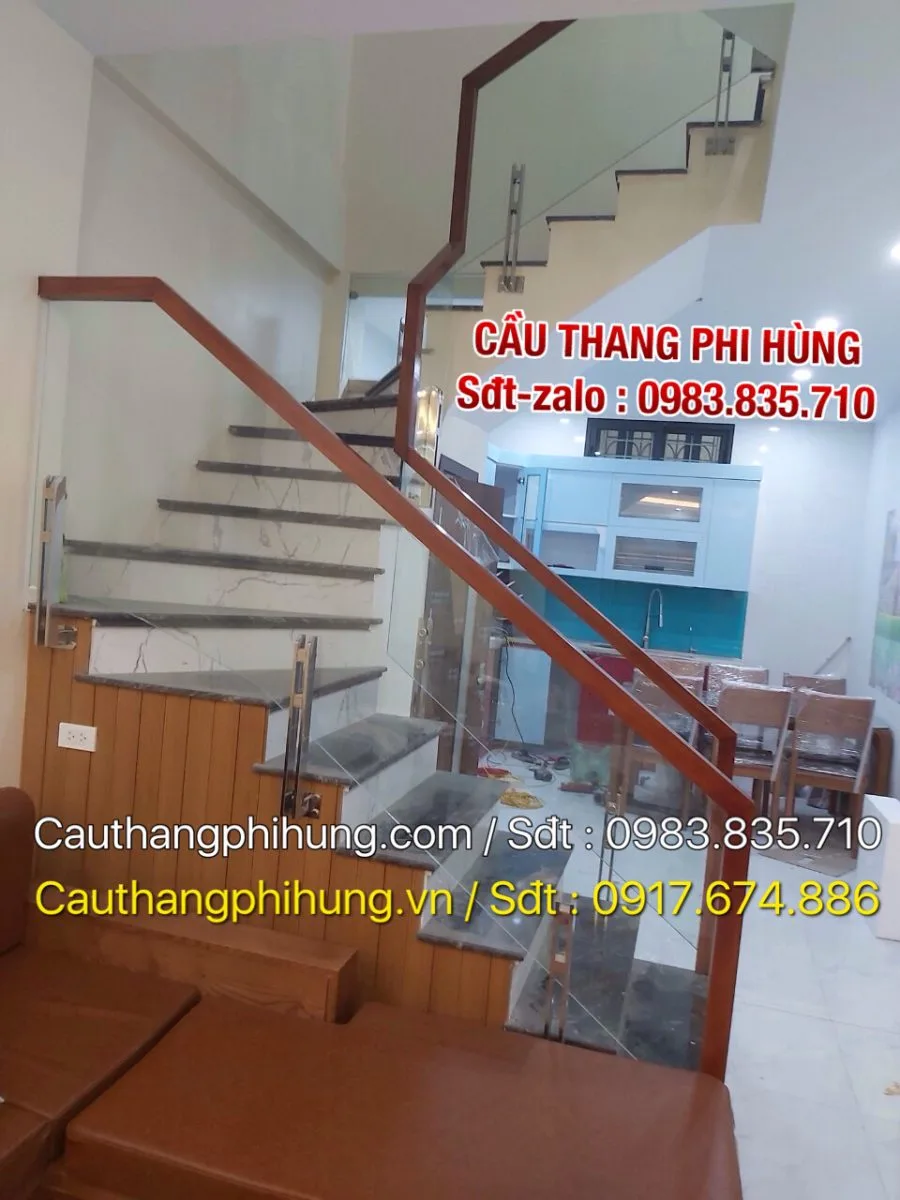 CẦU THANG KÍNH TAY VỊN GỖ ĐẸP TẠI THÁI BÌNH