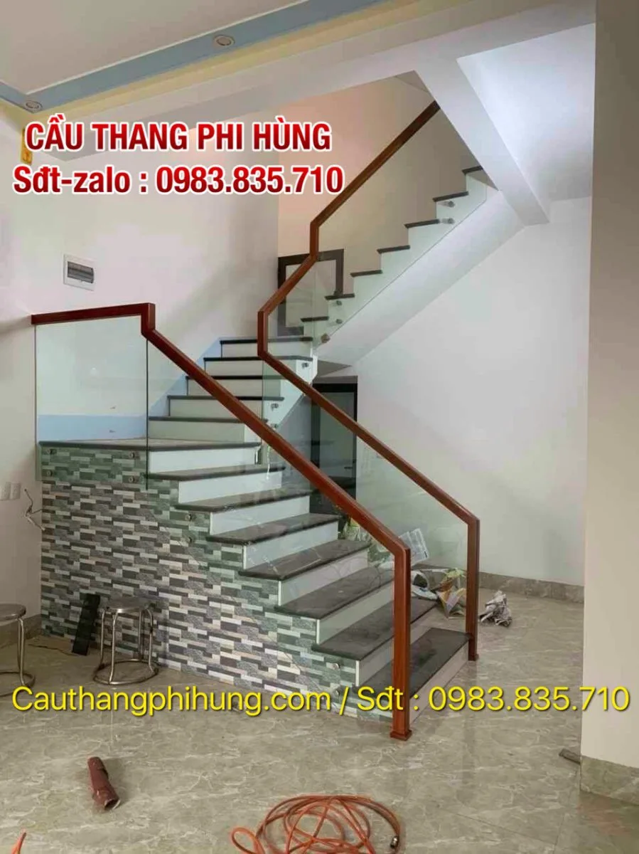 CẦU THANG KÍNH TAY VỊN GỖ ĐẸP TẠI THÁI BÌNH