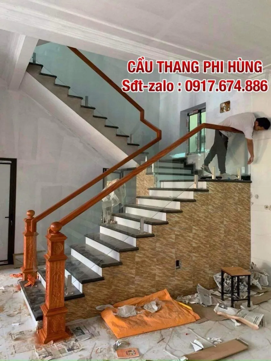 CẦU THANG GỖ KÍNH TẠI THÁI BÌNH