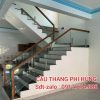 Cầu Thang Kính Cường Lực Tay Vịn Gỗ . Lan Can Cầu Thang Kính Đẹp Tại Hà Nội