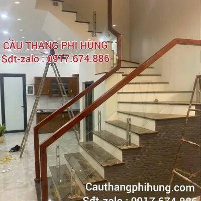Cầu Thang Kính Đẹp Hiện Đại . Cầu Thang Lan Can Kính Tay Vịn Gỗ