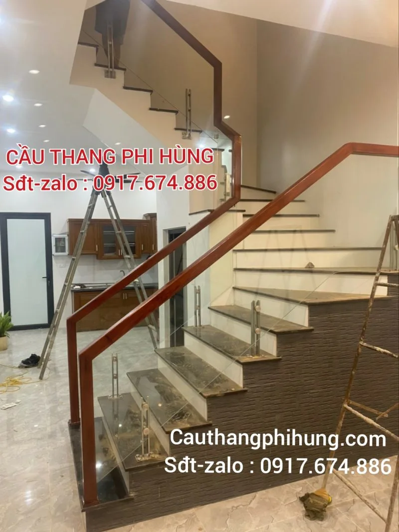 Cầu Thang Kính Đẹp Hiện Đại . Cầu Thang Lan Can Kính Tay Vịn Gỗ