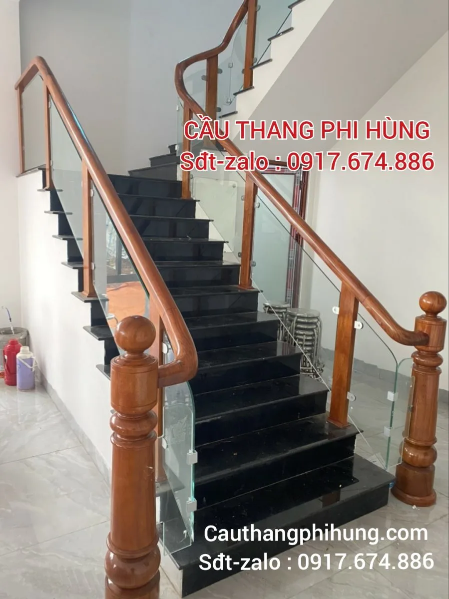 CẦU THANG KÍNH TAY VỊN GỖ TẠI QUẾ VÕ , BẮC NINH