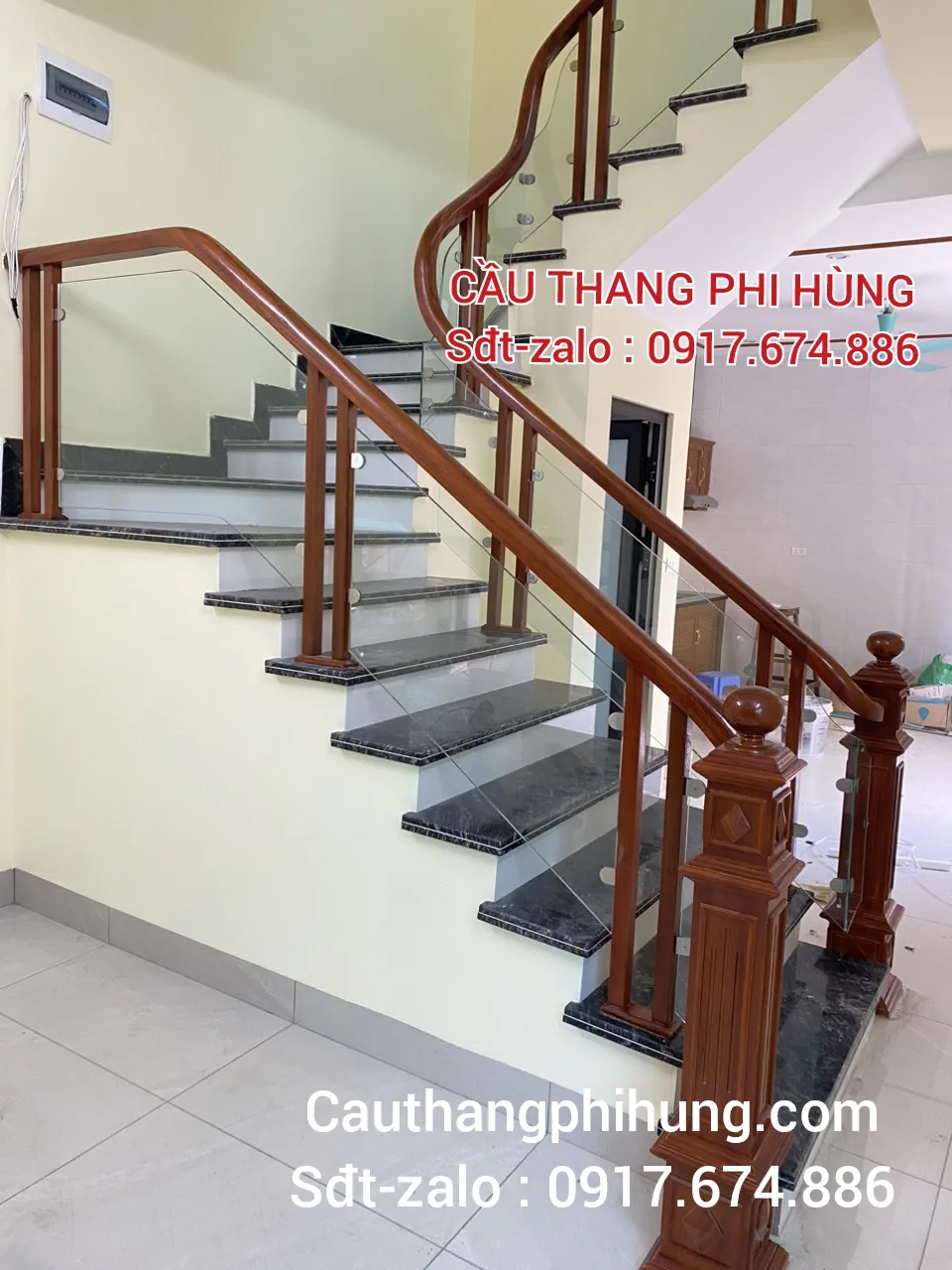 CẦU THANG KÍNH TAY VỊN GỖ TẠI VĂN LÂM, HƯNG YÊN