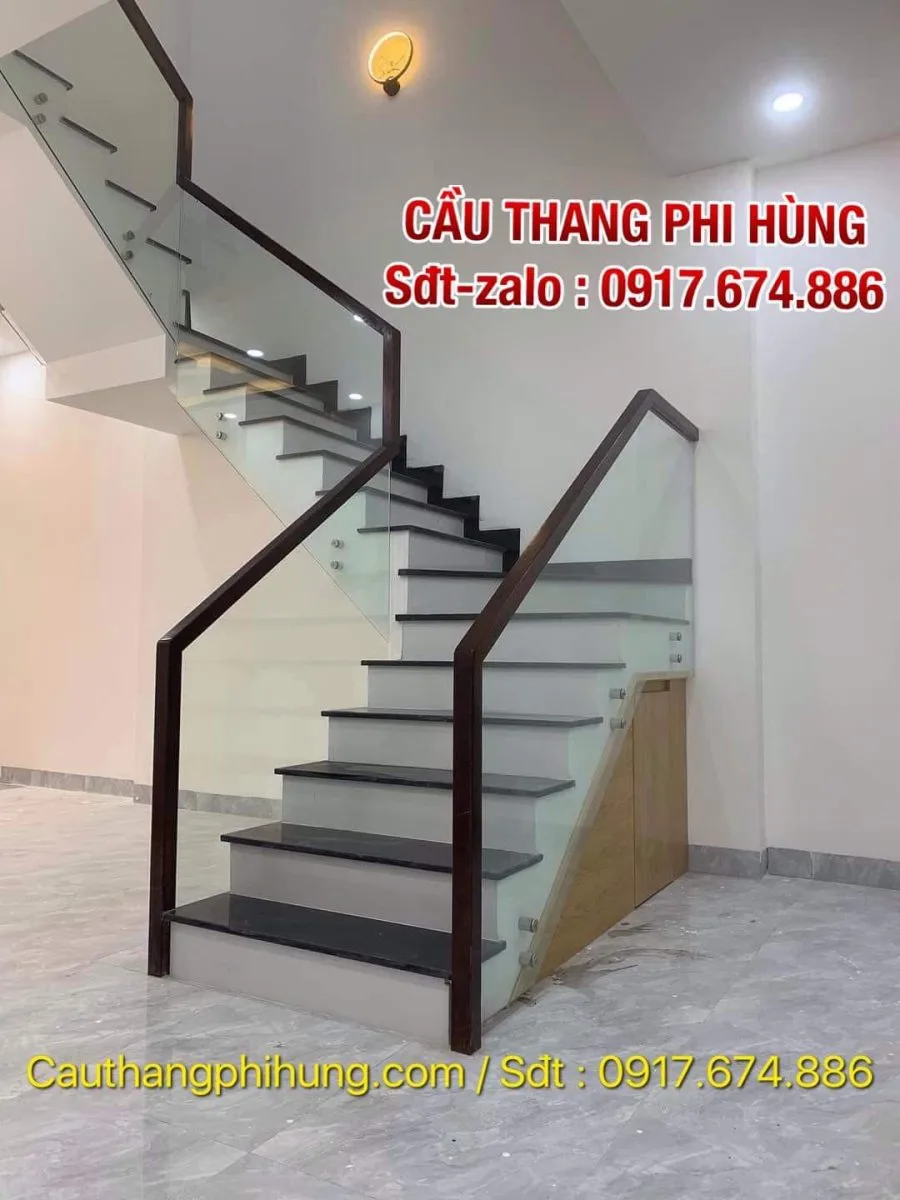 CẦU THANG KÍNH TAY VỊN GỖ TẠI QUẾ VÕ , BẮC NINH