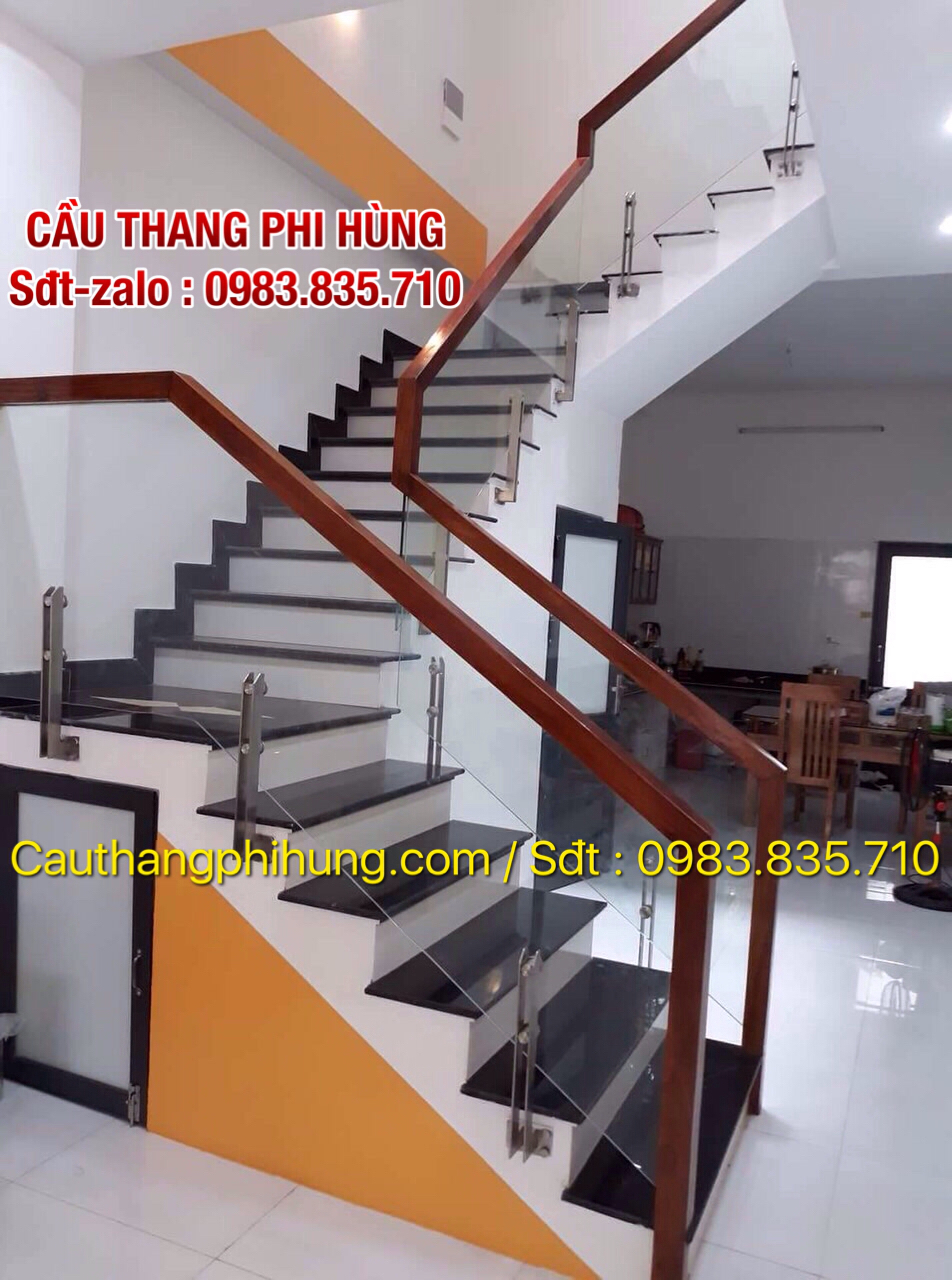 CẦU THANG KÍNH TAY VỊN GỖ TẠI NINH BÌNH