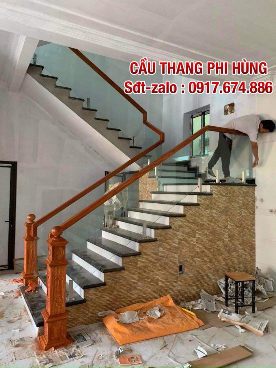 CẦU THANG KÍNH TAY VỊN GỖ TẠI ĐÔNG HƯNG, THÁI BÌNH