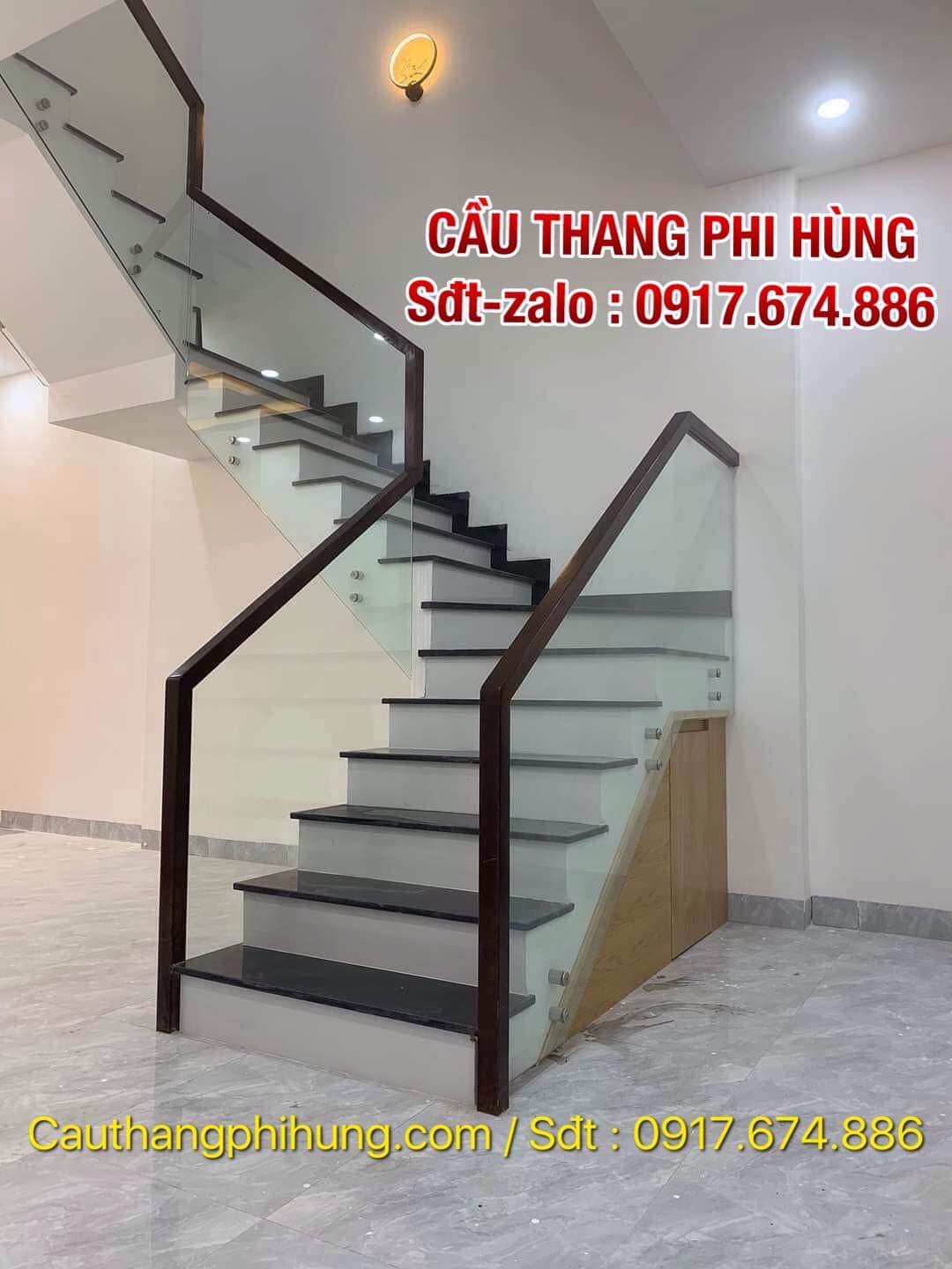 CẦU THANG KÍNH TAY VỊN GỖ TẠI GIA LỘC, HẢI DƯƠNG