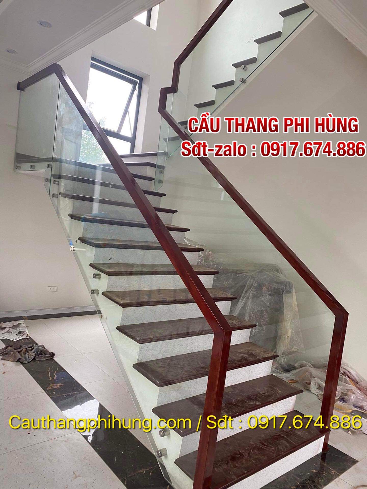 CẦU THANG KÍNH TAY VỊN GỖ ĐẸP TẠI VŨ THƯ, THÁI BÌNH